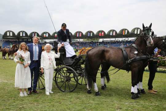 Das Foto zeigt den Sieger im Preis der Familie Richard Talbot, Boyd Exell gemeinsam mit Carlita Grass-Talbot, Konsulin a.D., Richard von Wittgenstein-Talbot und dessen Tochter Larissa. (Foto: CHIO Aachen/Michael Strauch).