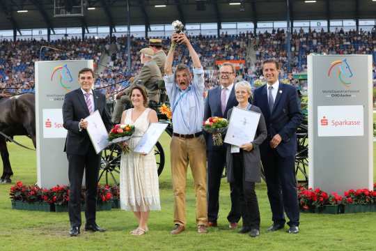 Eric Knoll celebrating winning the Silver Camera. Luz Müller (left) came second, Annette Dölger claimed third place. They are being congratulated by: Norbert Laufs, Chairman of the Sparkasse Aachen, Thomas Pennartz Executive Director of the Rheinische Sparkassen & Giroverband and the ALRV Supervisory Board member Wolfgang Mainz (f.t.l.). 