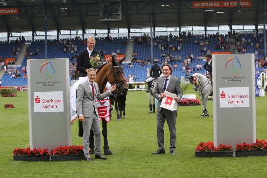 Das Foto zeigt den Sieger David Will gemeinsam mit Norbert Laufs (Vorstandsvorsitzender der Sparkasse Aachen) und ALRV-Aufsichtsratsmitglied Dr. Thomas Förl. Foto: CHIO Aachen/Michael Strauch