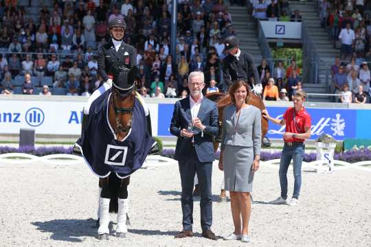 Karl von Rohr, Deputy Chairman of the Board of Deutsche Bank AG and ALRV President Stefanie Peters congratulate Cathrine Dufour. (Photo: CHIO Aachen/ Michael Strauch).