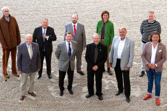 ALRV-Präsidentin Stefanie Peters bedankt sich bei langjährigen Vereinsmitgliedern. Foto: CHIO Aachen.