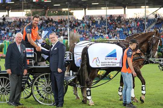 ALRV-Vice President Baron Wolf von Buchholtz and Alexander Wilden, owner and CEO of the schwartz Group, congratulate the winner.