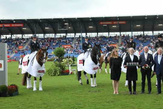 Dem siegreichen deutschen Team mit Equipechef Klaus Roeser (2.v.r.) gratulieren Schauspielerin Nastassja Kinski, Professor Dr. Hermann Bühlbecker, Alleininhaber der Firma Lambertz (v.l.) und ALRV-Präsident Carl Meulenbergh (rechts).