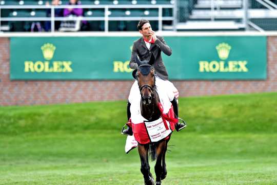 Steve Guerdat und Venard de Cerisy auf der Ehrenrunde in Spruce Meadows. Foto: Spruce Meadows Media/ Mike Sturk.