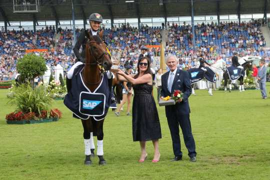 Maggie Buggie, Global Head of Innovation Services and Solutions of SAP SE, and ALRV President Carl Meulenbergh, congratulating the winner. (Foto: CHIO Aachen/ Michael Strauch) 