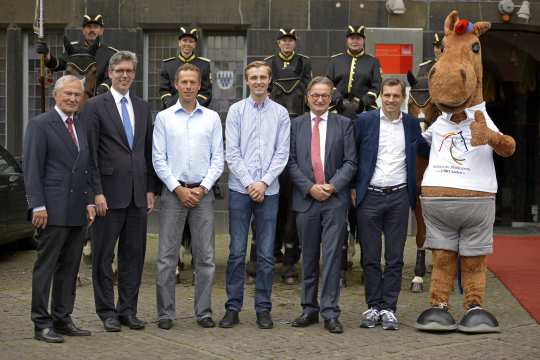 Carl Meulenbergh, Marcel Philipp, Christian Ahlmann, Sönke Rothenberger, Frank Kemperman, Michael Mronz and CHIO Aachen-Maskottchen Karli.