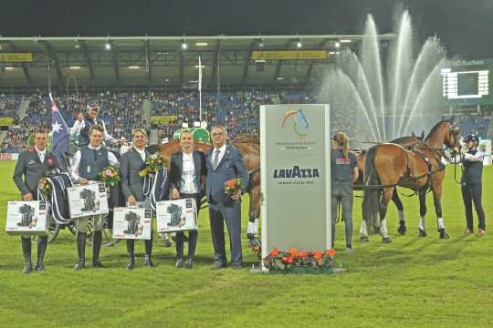 Ulrike Neiss, Head of Trainingcenter Luigi Lavazza Deutschland GmbH and Supervisory Board Peter Weinberg congratulating the winner.