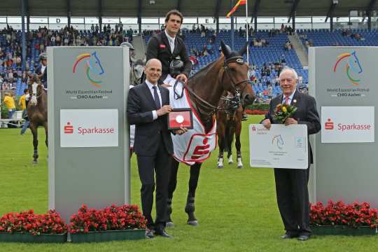 Dem Sieger gratulieren (v.r.) ALRV-Aufsichtsratsmitglied Hans Kauhsen und Vorstandsmitglied der Sparkasse Aachen Ralf Wagemann (Foto: CHIO Aachen/ Michael Strauch).