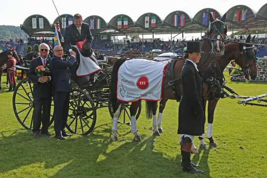 Dem Sieger gratulieren v.r. ALRV-Aufsichtsratsmitglied Wolfgang „Tim“ Hammer und ALRV-Vizepräsident Baron Wolf von Buchholtz. Foto: CHIO Aachen/Michael Strauch