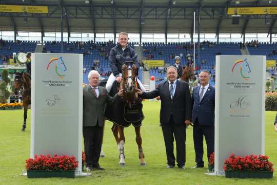 v.l.: Breido Graf zu Rantzau, Gerhard Müter and Peter Weinberg congratulating winner.