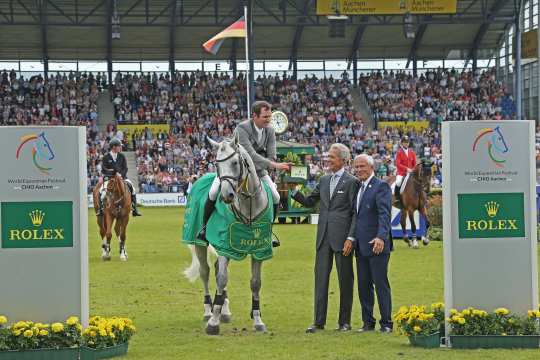 CEO of Rolex Germany, Peter Streit,  and president of Aachen-Laurensberger Rennverein e.V. Carl Meulenbergh congratulating  the winner. Foto: CHIO Aachen/Michael Strauch