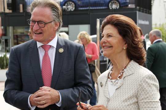 Ihre Majestät Königin Silvia von Schweden und der Vorstandsvorsitzende des Aachen-Laurensberger Rennvereins e.V., Frank Kemperman.
