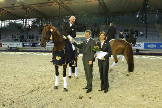 Dem Sieger gratulieren Joris Kaanen, Geschäftsführer von Havens Pferdefutter und ALRV Aufsichtsratsmitglied Stefanie Peters. Foto: CHIO Aachen/Michael Strauch