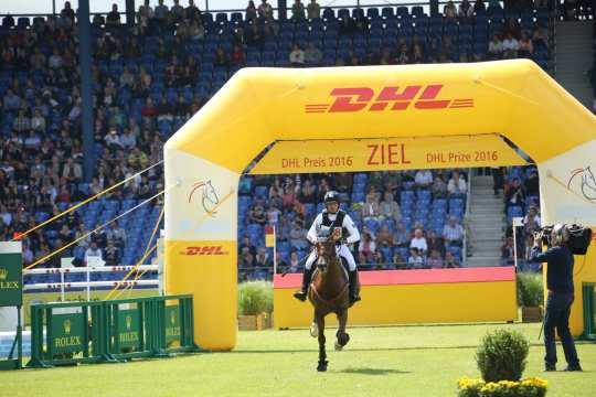 Michi Jung reitet durchs DHL-Hindernis im Hauptstadion.