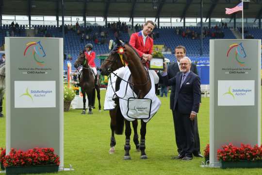 District Administrator Helmut Etschenberg and Supervisory Board member of the ALRV Wolfgang Mainz congratulating the winner.