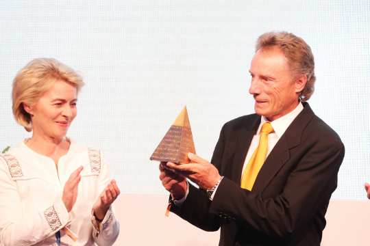 Bernhard Langer hat die „Goldene Sportpyramide“ aus der Hand von Bundesverteidigungsministerin Ursula von der Leyen entgegen genommen.