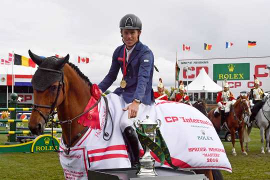 Das Bild zeigt Scott Brash und "Ursula", die Gewinner des "CP 'International', presented by Rolex", mit der Rolex Grand Slam Trophy im "International Ring" von Spruce Meadows. (Bild: Rolex Grand Slam of Show Jumping/Kit Houghton)