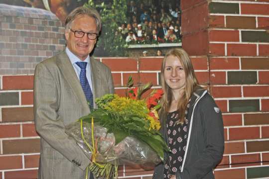 Tanja Hendrix was presented with a bouquet of flowers by Frank Kemperman.