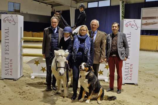 v.l. Frank Kemperman, Clara Pohen im Sattel von „Coca“, Claudia Pohen mit „Ben“, Carl Meulenbergh und Willibert Mehlkopf. Im Hintergrund Debby Sterzenbach im Sattel von „Cinderella“. Foto: Bernhard Wamper 