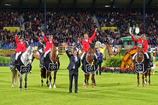 Das Foto zeigt Bundestrainer Otto Becker (Mitte) mit der siegreichen Equipe im Mercedes-Benz Nationenpreis beim CHIO Aachen 2016 (v.l.): Meredith Michaels-Beerbaum, Marcus Ehning, Christian Ahlmann und Ludger Beerbaum.