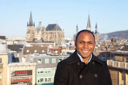 Kazem Abdullah vor dem Aachener Stadtpanorama mit Dom und Rathaus. (Foto: Carl Brunn)