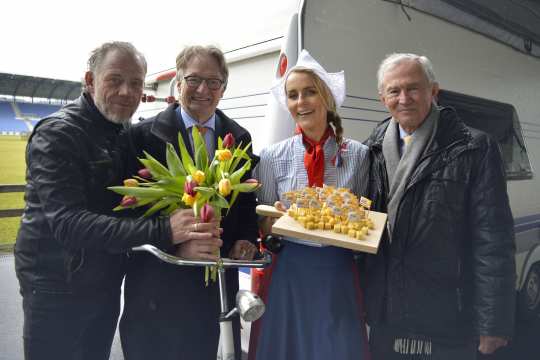 (Foto: ALRV/ Holger Schupp). Es zeigt Frau Antje mit v.l. Uwe Brandt, Frank Kemperman und Carl Meulenbergh.