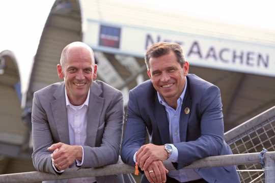 Geschäftsführer der NETAACHEN GmbH, Andreas Schneider (links) und Michael Mronz, Geschäftsführer der Aachener Reitturnier GmbH (rechts). Foto: CHIO Aachen, Foto Studio Strauch.