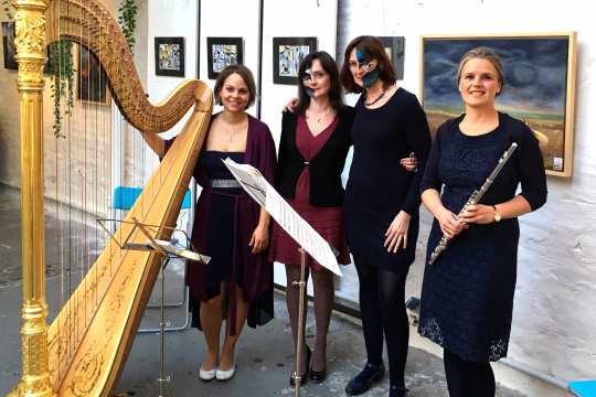 Annette Michalke, ihre Freundin Oxana Romanuk (2. v. l.) sowie die Musikerinnen Christina Kurz (Harfe, links) und Stefanie Faust (Flöte, rechts).