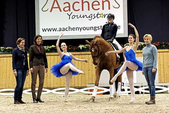 The photo can be used copyright-free in connection with this press release (Photo: Aachen Youngstars). It shows Nadine Capellmann (right), Birgit Rosenberg and Stefanie Peters (f.t.l.) as well as the dancers Clara Witte and Nina Scherl. Lisa Prummenbaum is sitting in the saddle of "Ronaldinho".