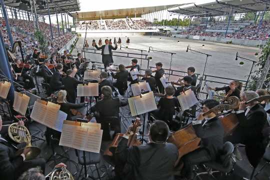 The Aachen Symphony Orchestra with its conductor Justus Thorau at the "Horse & Symphony 2016". Photo: CHIO Aachen/Andreas Steindl