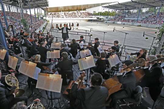 Bereits 2016 dirigierte Justus Thorau das Aachener Sinfonieorchester bei "Pferd & Sinfonie". Foto: Andreas Steindl