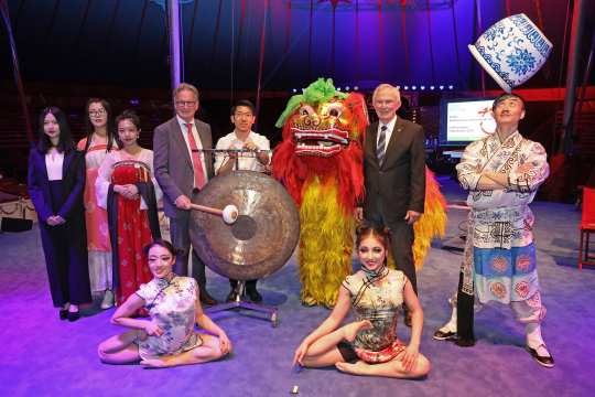 Auf chinesische Tradition und Kultur freuen sich ALRV-Präsident Carl Meulenbergh (2.v.r.) und der Vorstandsvorsitzende Frank Kemperman (5.v.l.). Gemeinsam mit Artisten des chinesischen Nationalcircus´, Mitgliedern des „Chinesischen Traditionsvereins der chinesischen Wissenschaftler und Studenten Aachen“ und Musiker Liang Dong präsentierten sie das Programm der Eröffnungsfeier des diesjährigen CHIO Aachen. Foto: CHIO Aachen/ Andreas Steindl