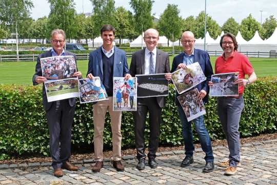 Die Jury (v.l.) mit einigen der Wettbewerbsbeiträgen: Frank Kemperman, Juan Matute, Erich Timmermanns, Andreas Müller und Michael Strauch (Foto: CHIO Aachen).
