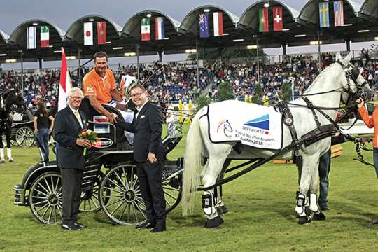 The winner is congratulated by Alexander Wilden (on the right), chairman of schwartz GmbH, and ALRV vice president Baron Wolf von Buchholtz. Photo: CHIO Aachen/ Michael Strauch. 