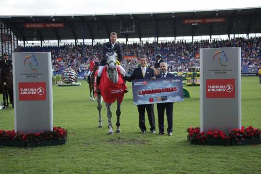 The winner with Veysel Serdar, Turkish Airlines Vice President of Sales (to the right) and Wolfgang Mainz, ALRV Supervisory Board member. Photo: CHIO Aachen/ Michael Strauch.