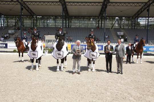 Breido Graf zu Rantzau, U25 rider Sebastian Heinze and Chairman of the FEI Dressage Committee, Frank Kemperman, congratulating the winner. 