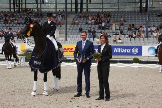 Der Siegerin Dorothee Schneider gratulieren Manfred Bauens, Vorstandsmitglied VUV - Vereinigte Unternehmerverbände Aachen, und ALRV-Aufsichtsratsmitglied Stefanie Peters. 