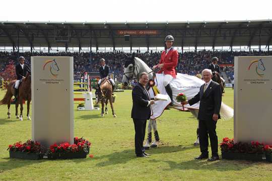 The winner is congratulated by Armin Laschet (prime minister North Rhine-Westphalia) and Carl Meulenbergh, President of the Aachen-Laurensberger Rennverein e.V. (right).