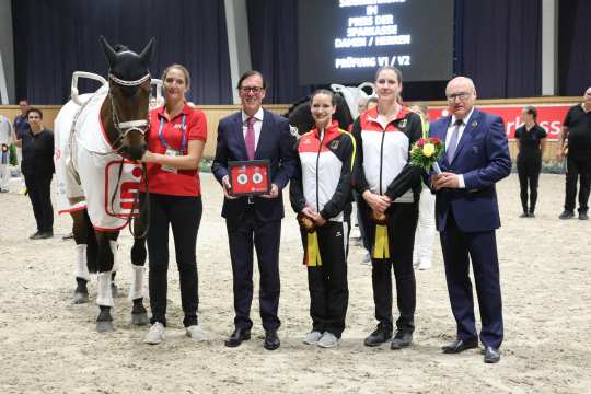 Wilfried Nellessen, management board member of Sparkasse Aachen, the winner Kristina Boe with Winnie Schlüter, and ALRV supervisory board member Wolfgang "Tim" Hammer.