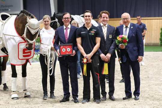 Herr Wilfried Nellessen, Vorstandsmitglied der Sparkasse Aachen, der Sieger Thomas Brüsewitz, Patric Looser und ALRV-Aufsichtsratsmitglied Wolfgang "Tim" Hammer