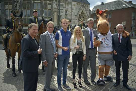 In high spirits prior to the CHIO Aachen 2018 (f.t.r.): Carl Meulenbergh, the CHIO mascot Karli, Marcel Philipp, Laura Klaphake, Sönke Rothenberger, Frank Kemperman and Prof. Dr. Jan Borchers. Photo: CHIO Aachen/ Holger Schupp
