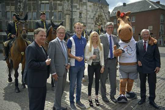 Gute Laune vor dem CHIO Aachen 2018 (v.r.):  Carl Meulenbergh, CHIO-Maskottchen Karli, Marcel Philipp, Laura Klaphake, Sönke Rothenberger, Frank Kemperman und Prof. Dr. Jan Borchers. Foto: CHIO Aachen/ Holger Schupp