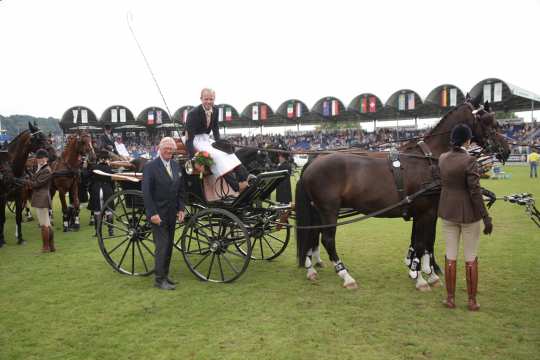 ALRV-Vizepräsident Baron Wolf von Buchholtz gratuliert dem Sieger. 