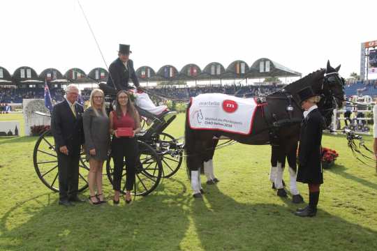 ALRV vice president Baron Wolf von Buchholtz with Caren Pietschmann and Esther Schulz of Martello Immobilienmanagement GmbH & Co. KG congratulate the winner.