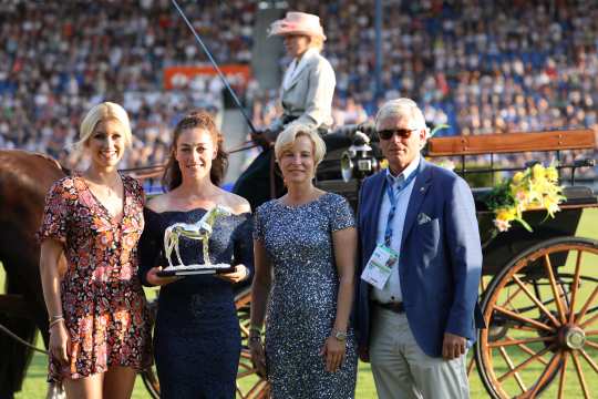 Der Siegerin Juliane Barth (2.vl.) gratulieren Annica Hansen, Nadine Capellmann und Wolfgang Brinkmann (v.l.). Foto: CHIO Aachen/ Michael Strauch