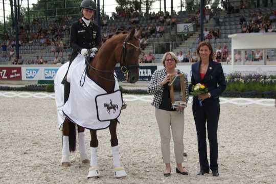 The winner is congratulated by Anja Heeb-Lonkwitz, managing director of Liselott and Klaus Rheinberger Stiftung, and Stefanie Peters, member of the ALRV advisory board.