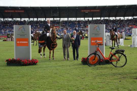 Dr. Christian Becker, Executive Board of STAWAG, and ALRV Supervisory Board member Wolfgang "Tim" Hammer congratulate the winner.