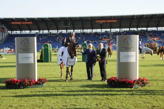 Helmut Etschenberg, Städteregionsrat der Städteregion Aachen, und ALRV-Präsident Carl Meulenbergh gratulieren dem Sieger Eric Lamaze. 