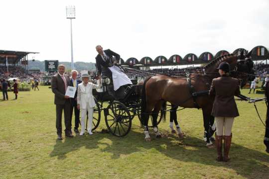 The winner is congratulated by (from the left) Richard von Wittgenstein-Talbot, ALRV vice president Baron Wolf von Buchholtz and Carlita Grass-Talbot Königlich Belgische Honorarkonsulin a.D.