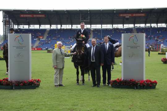 Breido Graf zu Rantzau Präsident der Deutschen Reiterlichen Vereinigung und Gerhard Müter vom Elmgestüt Drei Eichen in Königslutter und Förderer des U25 Springpokals sowie ALRV-Aufsichtsratsmitglied Wolfgang Main gratulieren dem Sieger Guido Klatte Jr.